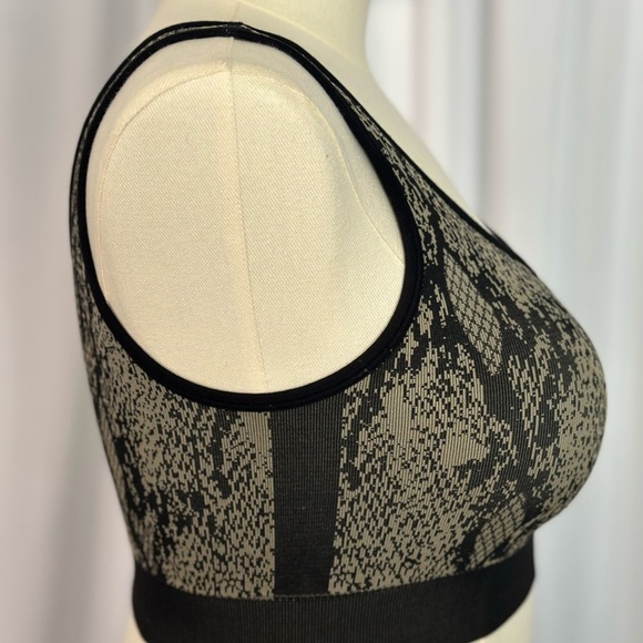 Fabletics Kamila Seamless Black and Tan Sports Bra - Picture 7 of 13